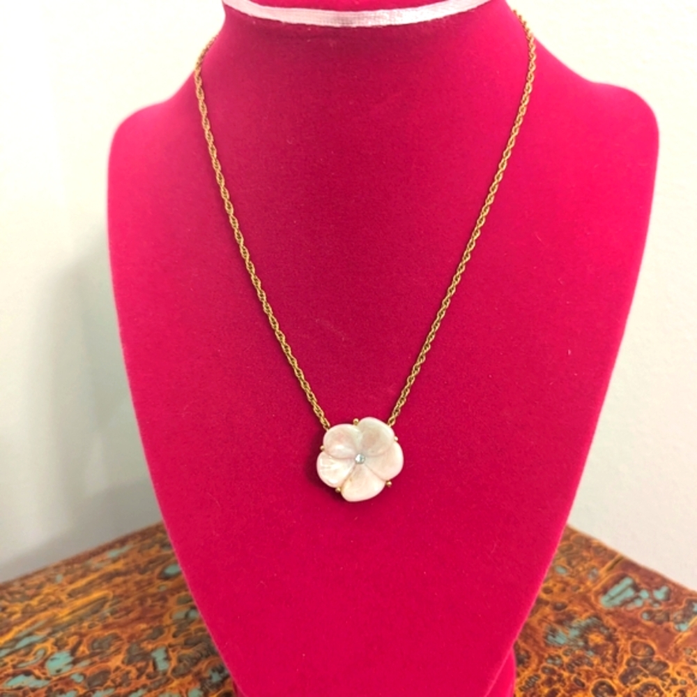 Vintage Avon Pink Lucite Lotus Flower 🪷 Rhinestone Center Pendant Necklace